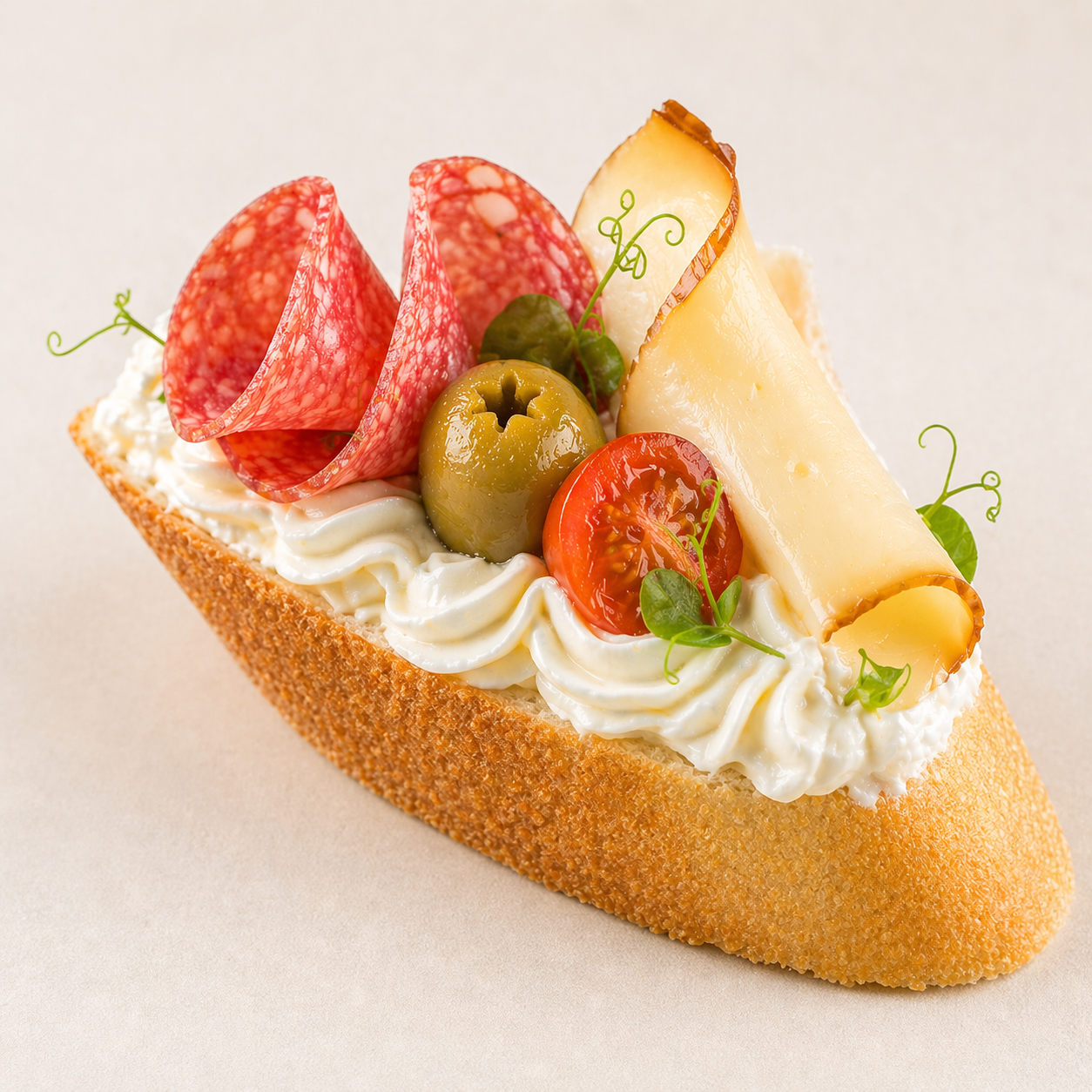 Kanapka smotanová – syr, olíva, saláma