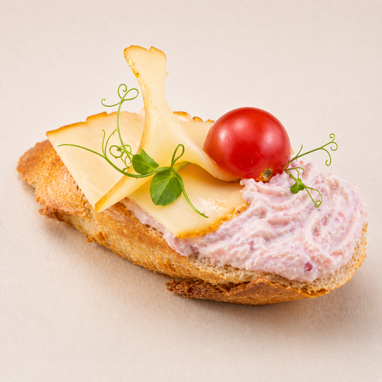 Kanapka šunková s údeným syrom