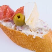 svetlá bagetka chrenová nátierka saláma camembert oliva